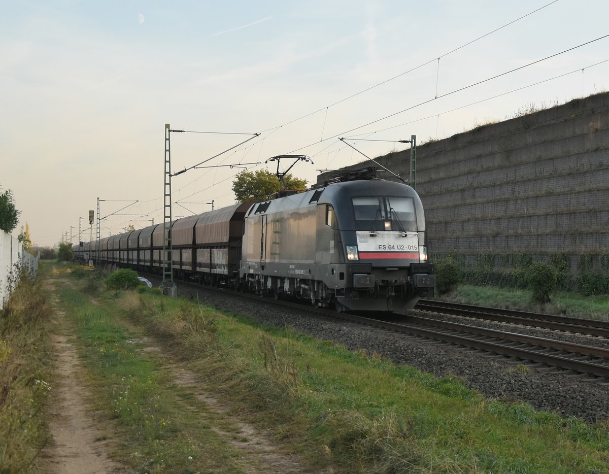 Am 17.10.2018 kommt die MRCE ES 64 U2 - 015 mit einem NIAG-Pendelkohlezug aus Heilbronn bei Allerheiligen gen Neuss gefahren.