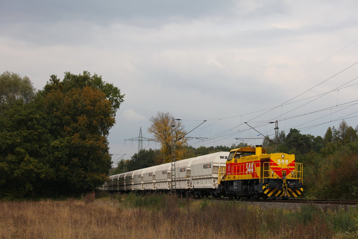 Am 17.10.2020 zog die neu lackierte 275 851, besser bekannt als Lok 544 von Thyssenkurpp einen Kalkzug nach Flandersbach durch Ratingen-Lintorf. 