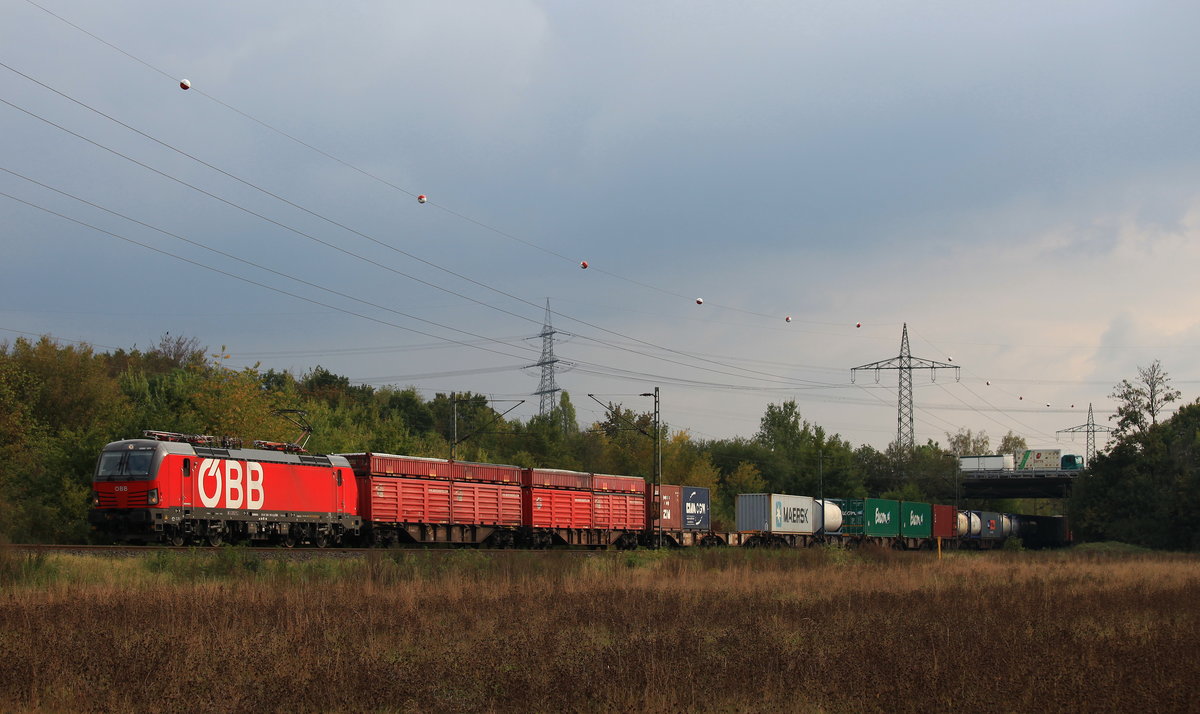 Am 17.10.2020 zog ÖBB 1293 191 einen Containerzug nach Duisburg-Rheinhausen durch Ratingen-Lintorf.