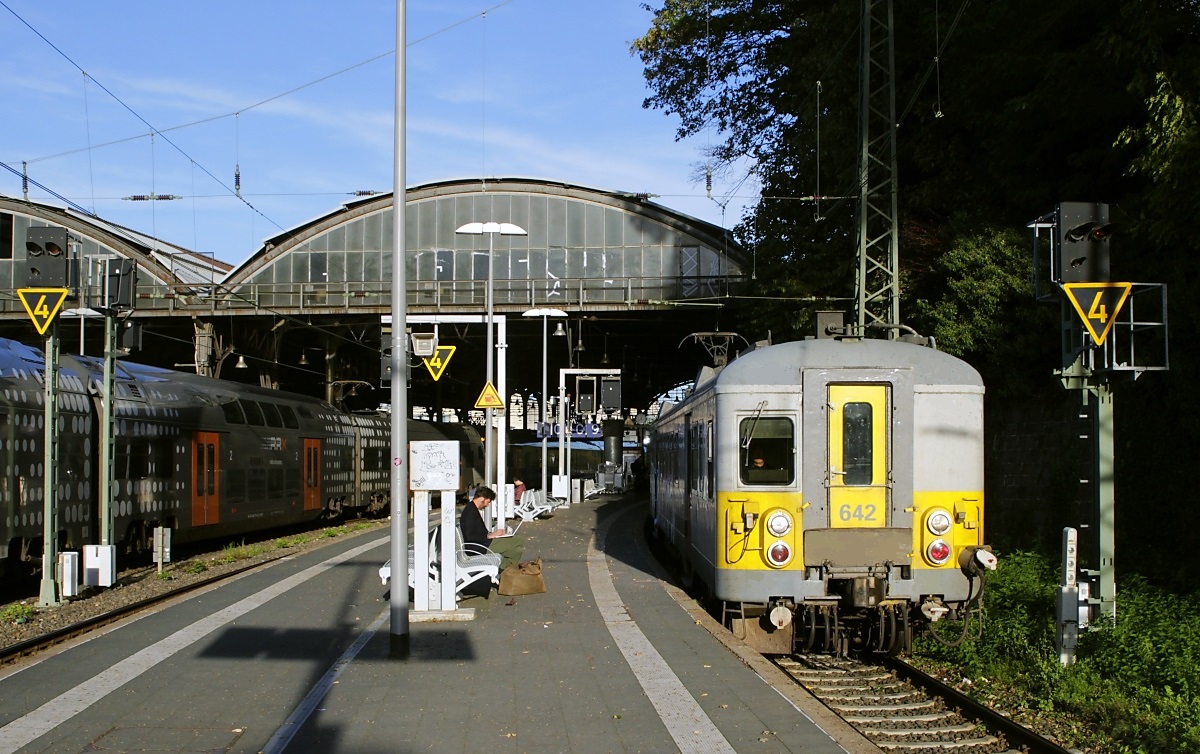 Am 17.10.2023 verlässt der SNCB-AM 66 648 den Aachener Hauptbahnhof in Richtung Spa-Géronstère. Auch hier wurden  Hinterlassenschaften  von Schmierfinken digital entfernt.