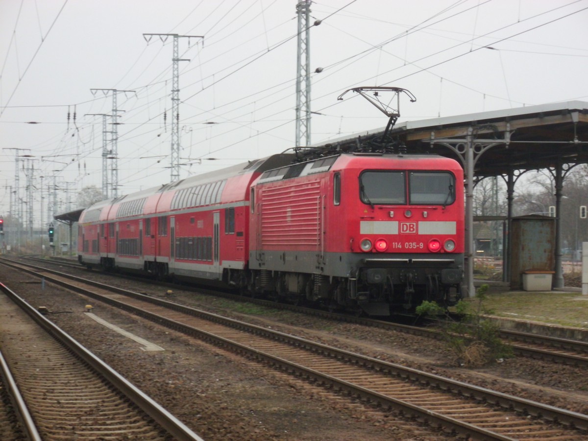Am 17.11.2013 fuhr 114 035 als Leerreisezug von Stendal nach Magdeburg.