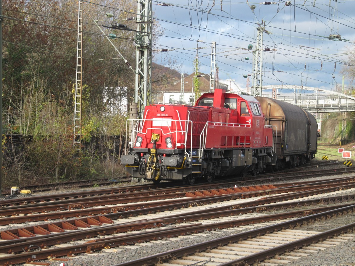 Am 17.11.2014 zieht 265 016-6 einen Güterzug in den Hbf. Hagen