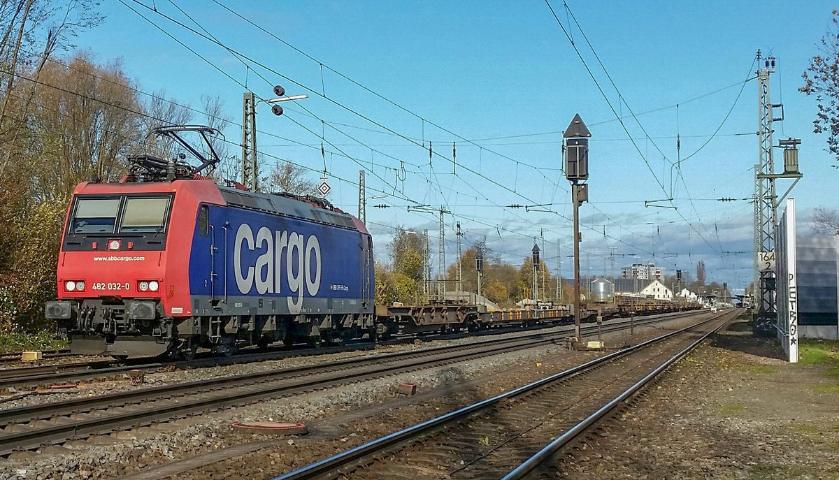 Am 17.11.2019 fuhr 482 032-0 mit vielen leeren Aufliegern durch Lahr Richtung Orschweier, weiter nach Basel. Bild vom nicht abgetrennten Weg aufgenommen; bearbeitet.