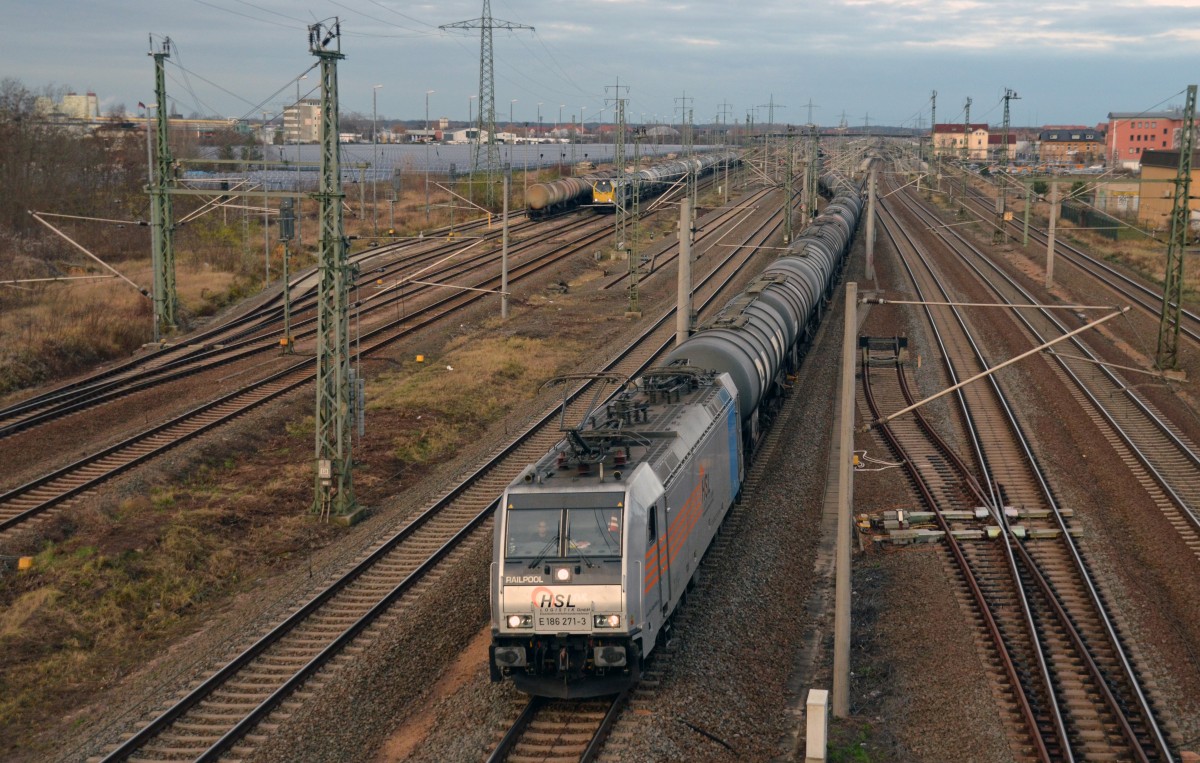 Am 17.12.15 rollte 186 271 der HSL mit einem Kesselwagenzug durch Bitterfeld Richtung Leipzig.