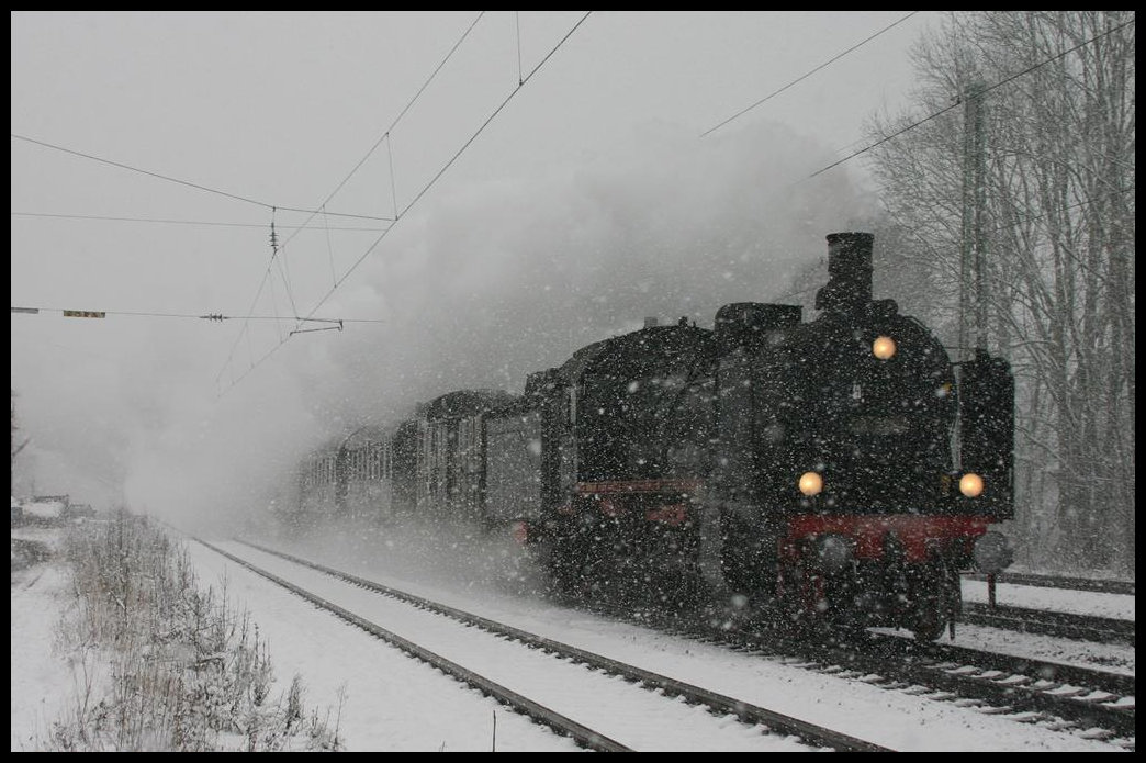 Am 17.12.2005 fuhr ein mit der Dampflok 382267 bespannter Sonderzug von Witten aus zum Weihnachtsmarkt nach Osnabrück. Um 13.15 Uhr kam der Zug bei dichtem Schneetreiben durch den Bahnhof Natrup Hagen.
