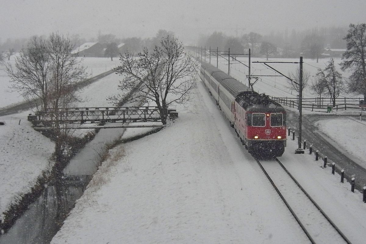 Am 17.12.2011 wurde bei Schneefall der „RHEINTAL-EXPRESS“ RE 3830 von Chur nach St.Gallen zwischen Sargans und Trbbach bei Vild fotografiert.