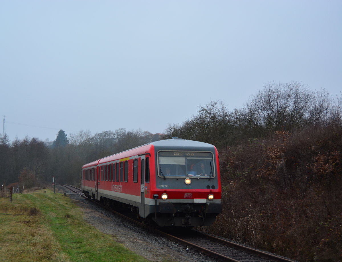 Am 17.12.2016 fuhr (vorerst) zum letzten Mal ein Zug über das noch intakte Teilstück Lollar-Mainzlar der Lumdatalbahn. Der letzte Lieferant verlegt seinen Ladeverkehr auf die Straße und somit verliert die Strecke den letzten planmäßigen Verkehr. DIe Stilllegung soll im Januar offiziell gelten. Hier fährt 628 223-9 als Sonderzug von Lollar nach Mainzlar.

Staufenberg 17.12.2016