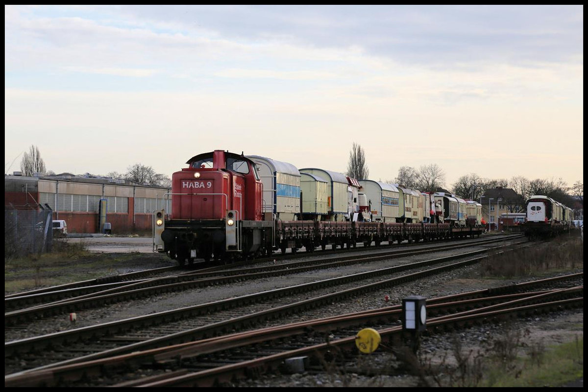 Am 17.12.2019 kam der einzige noch per Bahn fahrende Zirkus in Deutschland RONCALLI in Osnabrück an. Der lange Zug wurde in Osnabrück von der Hafenbahn übernommen und von den beiden Haba Loks 8 und 9 im Hafengebiet zum Entladen rangiert. Hier sehen wir Lok Haba 9 mit einem Teil des Zuges, den sie gerade an die Entladerampe drückt.
Die Entladung fand übrigens im ehemaligen Kasernengebiet der einst hier stationierten britischen Rheinarmee statt.