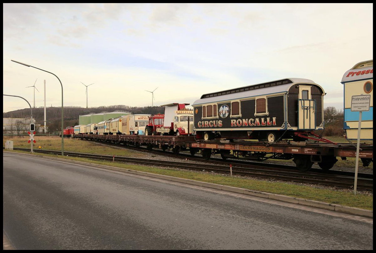 Am 17.12.2019 kam der einzige noch per Bahn fahrende Zirkus in Deutschland RONCALLI in Osnabrück an. Der lange Zug wurde in Osnabrück von der Hafenbahn übernommen und von den beiden Haba Loks 8 und 9 im Hafengebiet zum Entladen rangiert. Hier sehen wir Lok Haba 9 mit einem Teil des Zuges, den sie gerade in Richtung Piesberg vor zieht, um ihn dann an die  Entladerampe zu drücken.
Die Entladung fand übrigens im ehemaligen Kasernengebiet der einst hier stationierten britischen Rheinarmee statt.