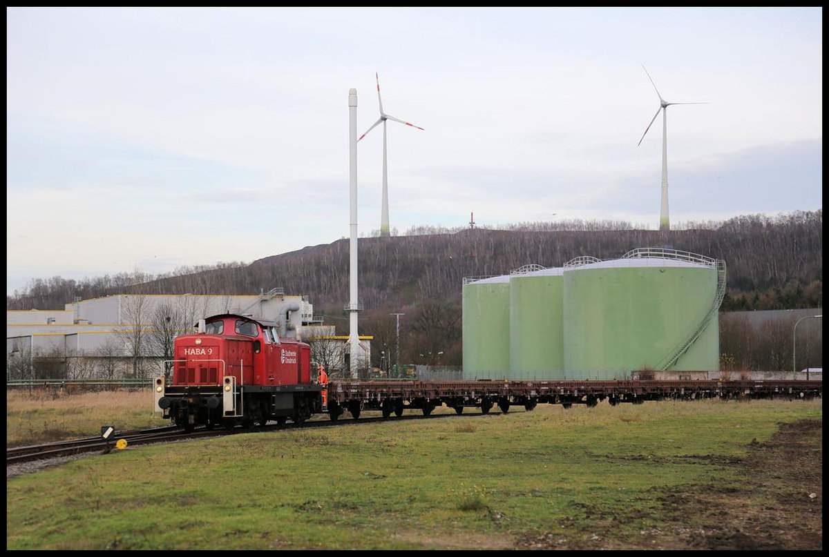 Am 17.12.2019 kam der einzige noch per Bahn fahrende Zirkus in Deutschland RONCALLI in Osnabrück an. Der lange Zug wurde in Osnabrück von der Hafenbahn übernommen und von den beiden Haba Loks 8 und 9 im Hafengebiet zum Entladen rangiert. Hier sehen wir Lok Haba 9, wie sie einen bereits entladenen Zugteil auf ein Abstellgleis im Hafenbereich Osnabrück schiebt. 
Die Entladung fand übrigens im ehemaligen Kasernengebiet der einst hier stationierten britischen Rheinarmee statt.