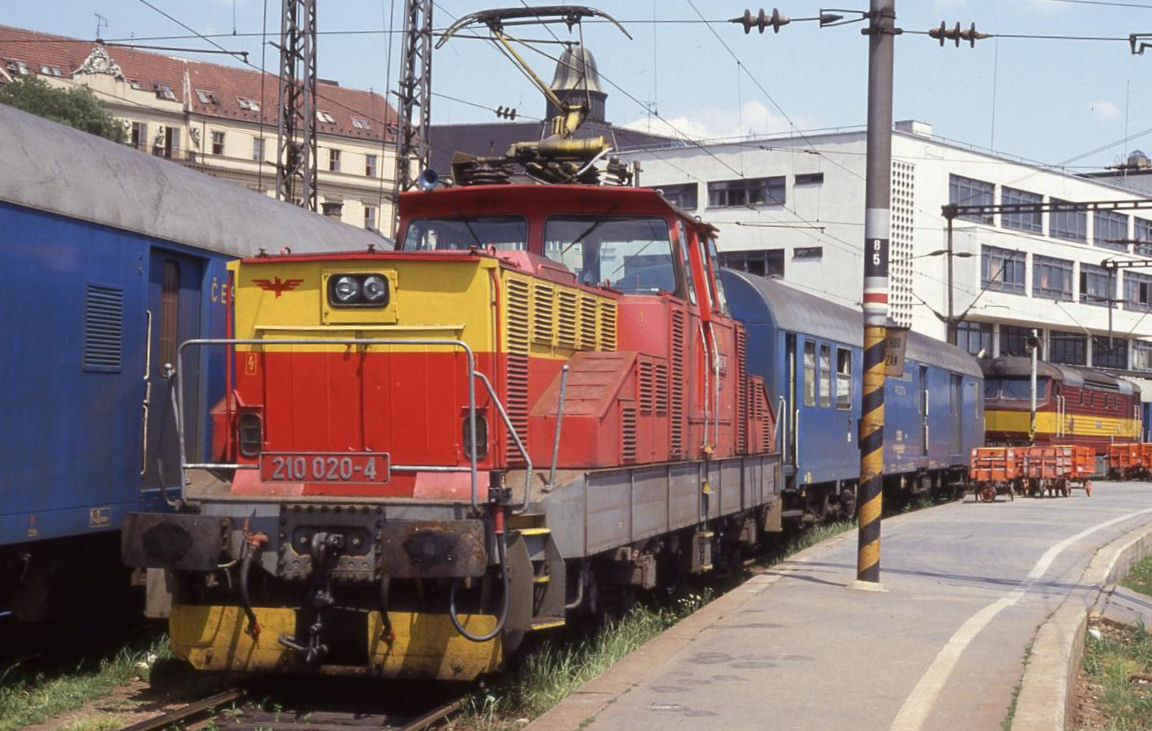 Am 1.7.1992 rangiert 210020 im Hauptbahnhof Brno einen Postwagen.