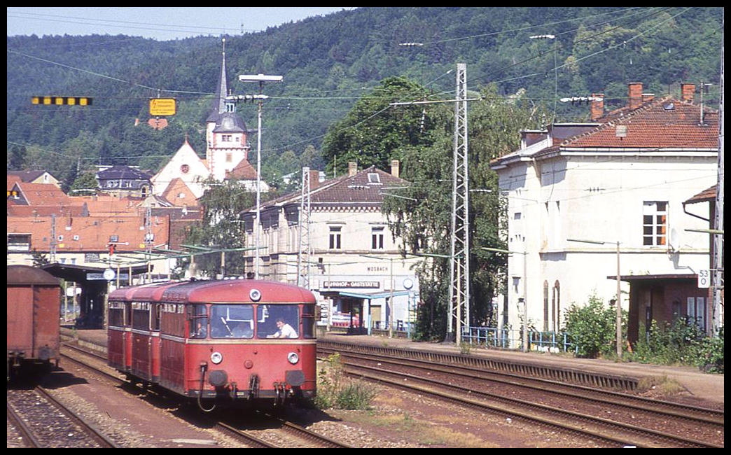 Am 1.7.1993 gab es noch den alten Bahnhof in Mosbach. Um 16.40 Uhr fährt gerade der dreiteilige Schienenbus nach Heidelberg ab. Hinter dem Motorwagen 798723 laufen die Bei- bzw. Steuerwagen 998911 u8nd 998271 mit.