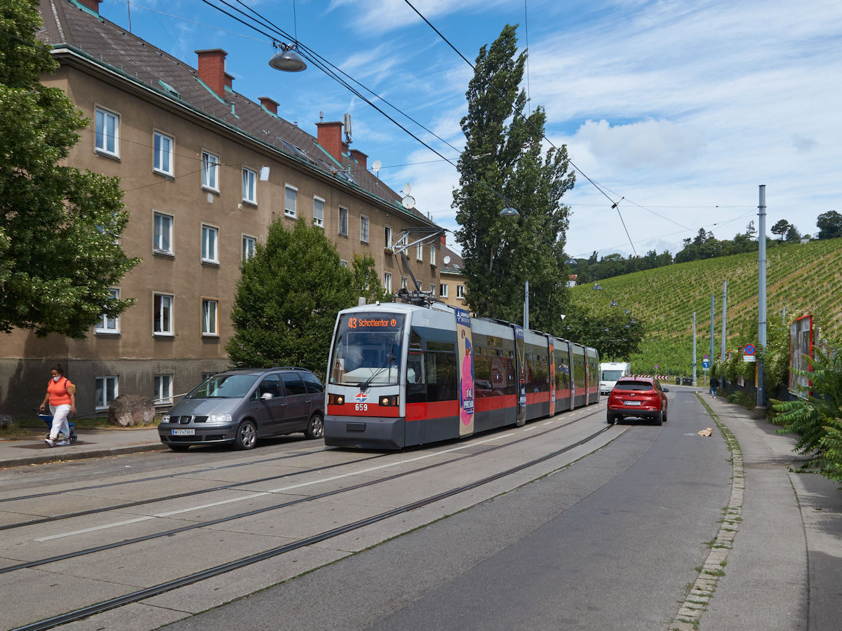 Am 1.7.2021 war B 659 der Wiener Linien auf Linie 43 unterwegs von Neuwaldegg zum Schottentor. In Kürze wird die Haltestelle Dornbacher Straße erreicht.
