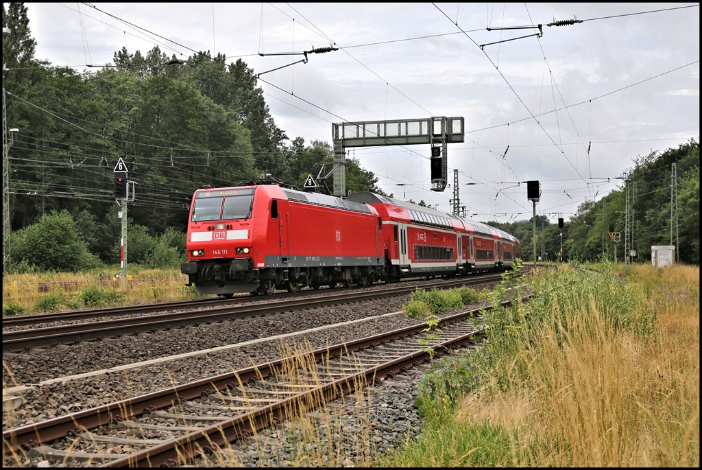 Am 1.7.2022 fährt hier DB 146111 mit dem RE 2 aus Düsseldorf um 11.17 Uhr in Hasbergen ein.