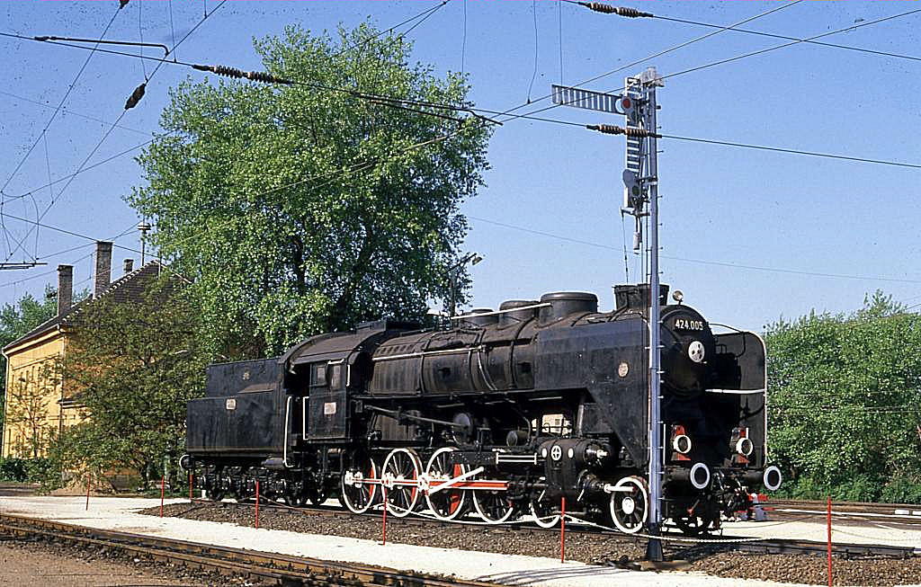 Am 17.4.1989 fotografierte ich am Bahnhof Rakosvenkz in Budapest das
dortige Lok Denkmal mit der ehemaligen MAV Dampflok 424.005. 