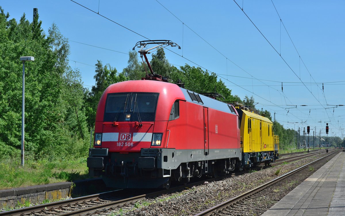 Am 17.5.17 war 182 506 mit einem Harsco für die SBB als ST91408 von Aachen Rothe Erde nach Neu Beckum unterwegs. Hier durchfährt die Fuhre den Bahnhof Viersen mit knapp 2Stunden Verfrühung.

Viersen 17.05.2017