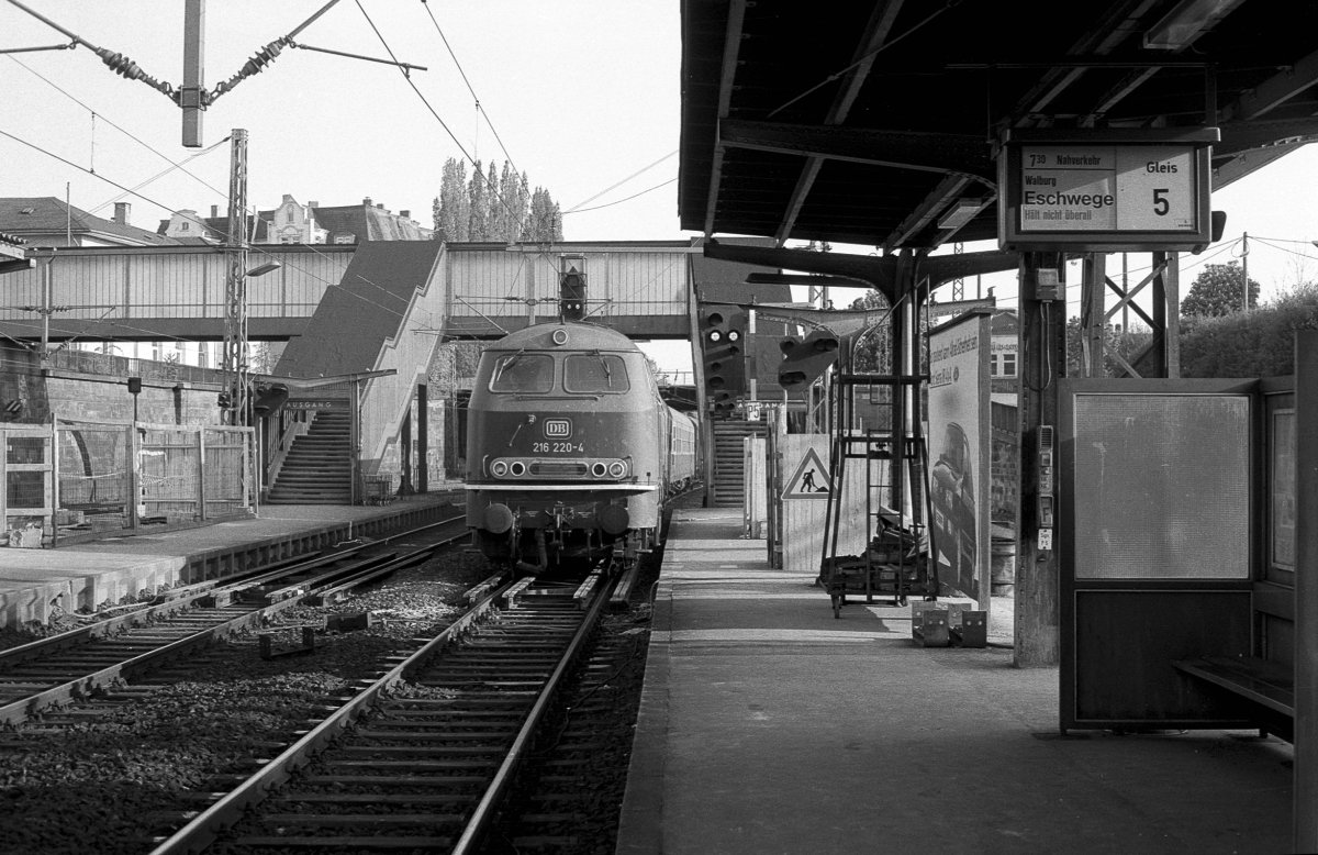 Am 17.5.1985 ist der Umbaubeginn des Bahnhofs Kassel-Wilhelmshöhe bereits deutlich zu erkennen. Mit 216 220 nach Eschwege wird man auch nur noch wenige Tage fahren können. 