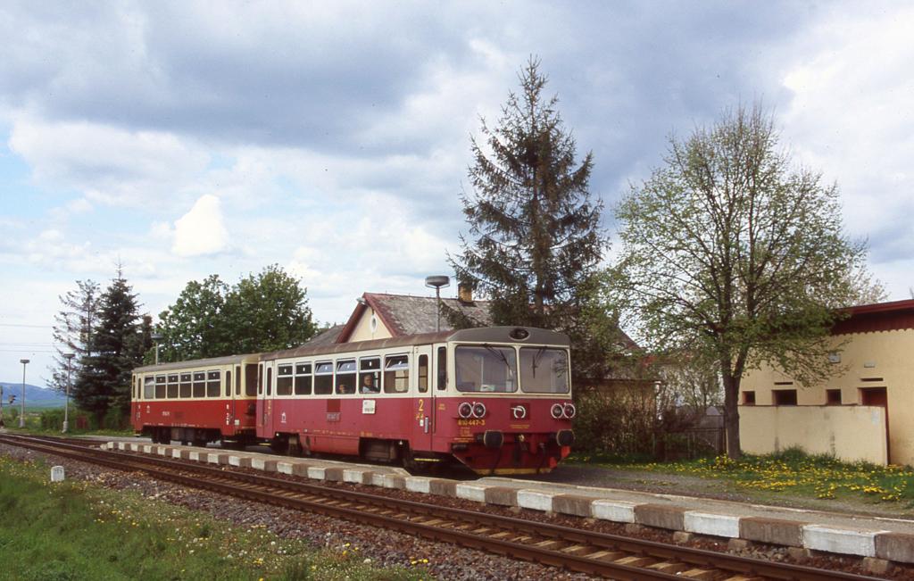 Am 17.5.2004 fahre ich mit diesem Triebwagen, 810447, von Spiska Bela nach Poprad zurck.