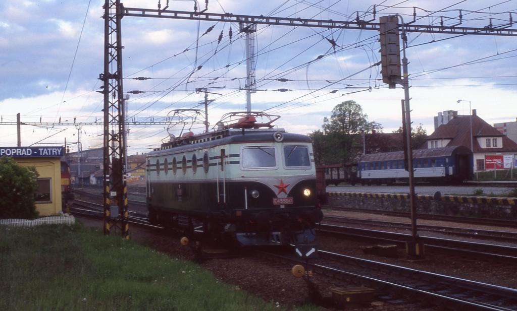Am 17.5.2004 macht sich abends die  Bobina  E 499047 Museumslok fr einen Sonderzug bereit, den sie in Poprad von der Dampflok 477013 bernehmen soll.
