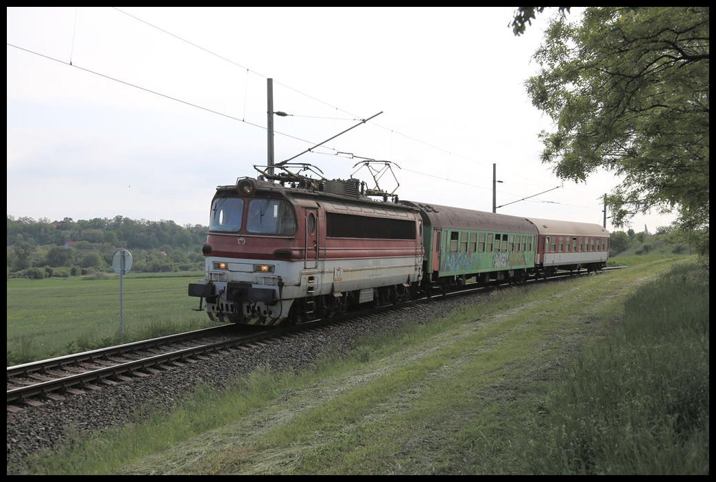 Am 17.5.2019 pendelte diese Garnitur mit 240115 recht desolat ausschauenden Wagen zwischen Podhajska und Surany. Als Zug 5225 kam sie mir bei Radava vor die Linse.