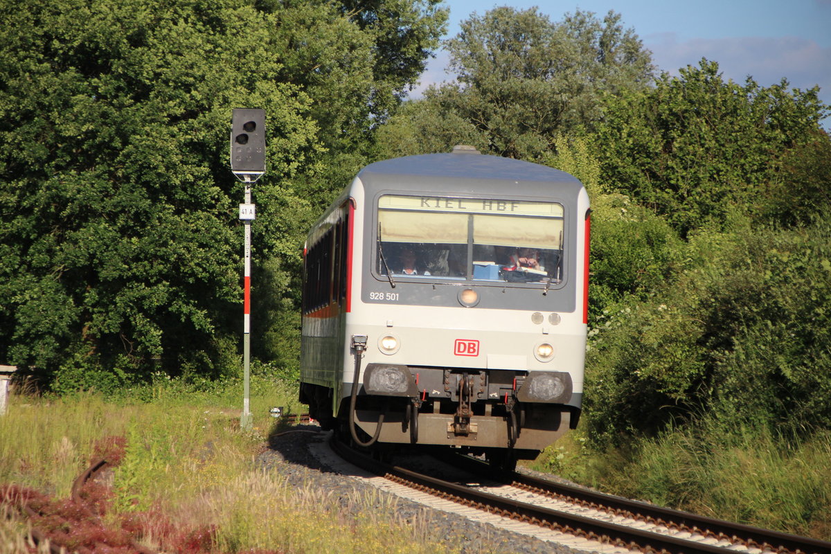 Am 17.6.17 um 19.14 Passirte 628/928 501 des Sylt Shuttel Plus den Bü Rehsenweg in Kiel, auf der fahrt nach Kiel Hbf.