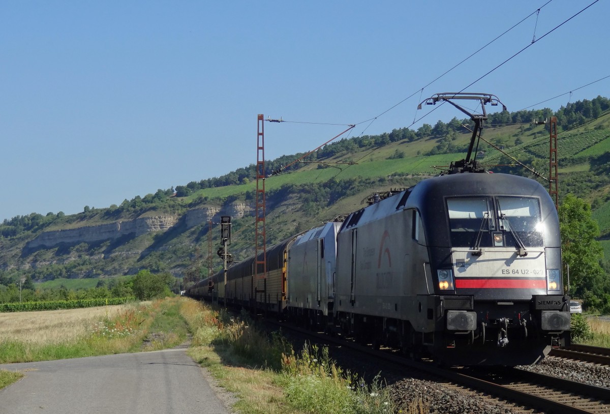 Am 17.7.14 durfte ES64 U2-023, welche von TXL angemietet wurde, die 185 417 abschleppen. 
Wenn ich ehrlich bin, hätte ich mich über die 185 an der Spitze mehr gefreut als über den Taurus... (auch wenn mich manche dafür hassen würden^^)
Aufgenommen bei Thüngersheim. 