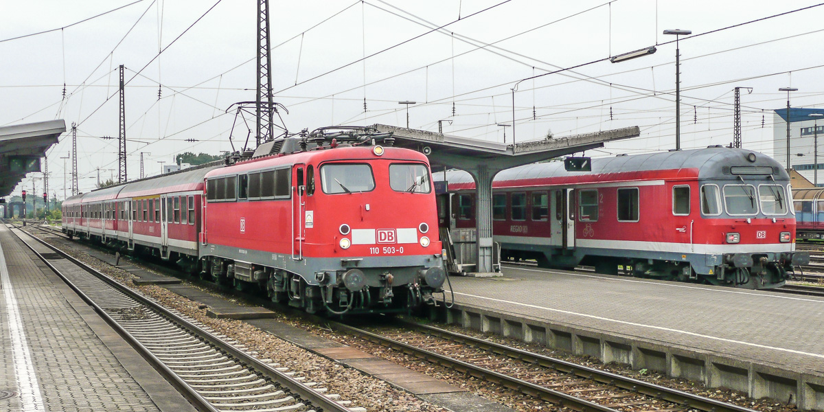 Am 17.9.08 noch Alltag, inzwischen alles Geschichte: 110 503, Bn-Steuerwagen und 30 cm hohe Bahnsteige in Donauwörth.  
