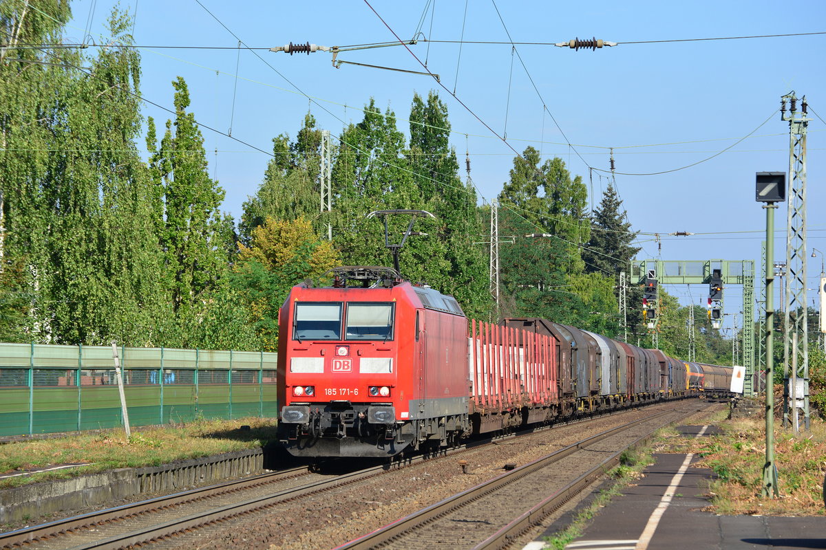 Am 17.9.16 kam 185 171-6 mit einem Mischer durch Königswinter gefahren. AUf den ersten beiden Wagen befinden sich Betonteile.

Königswinter 17.09.2016