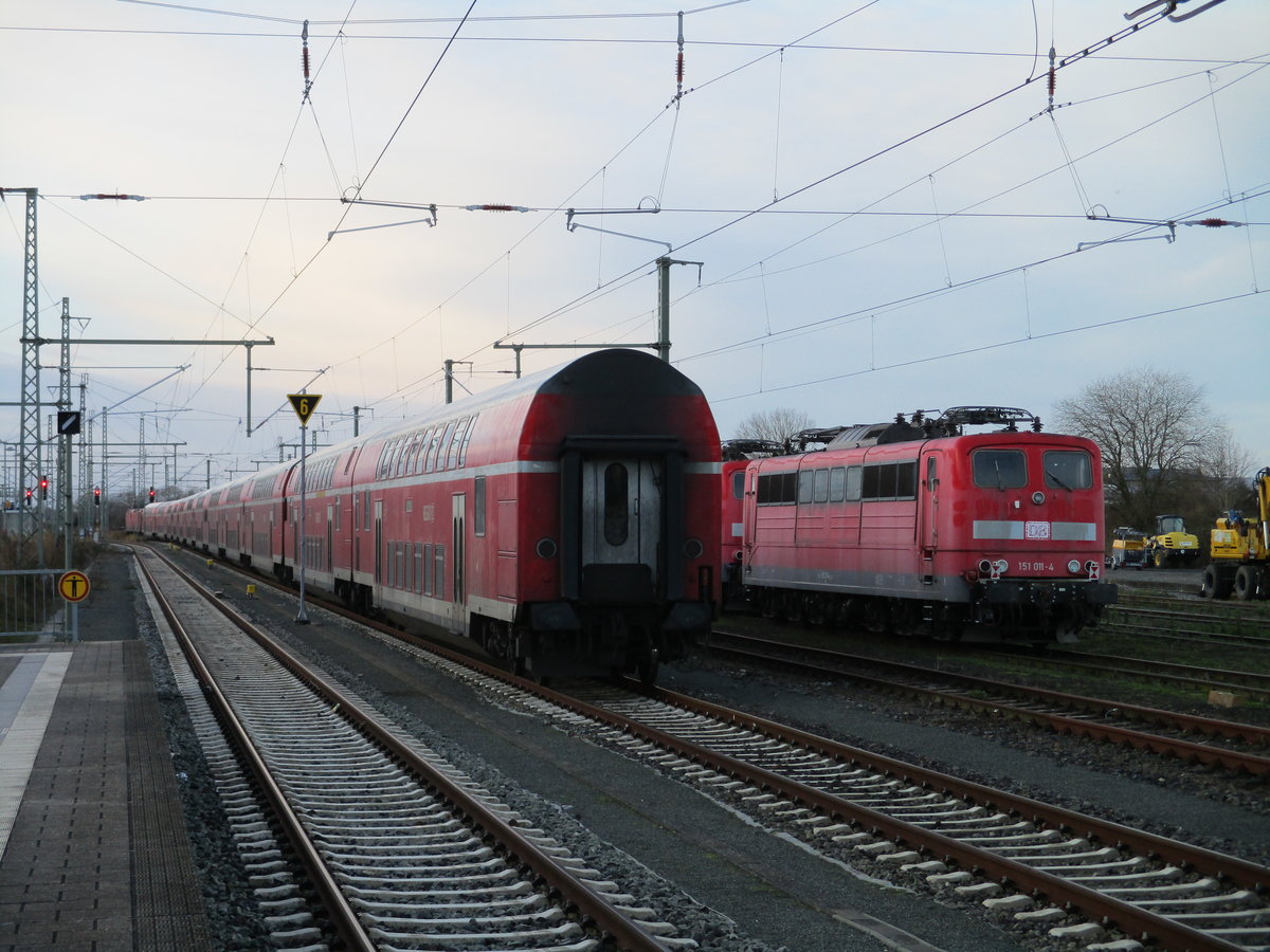 Am 17.Dezember 2019 sind zwei Schadzüge von Mukran nach Bergen/Rügen gebracht wurden.Während links ein Schadzug aus zwölf Dostos stand,wurde rechts der zweite Schadzug aus vier 151er und vier 155er von den Dostos verdeckt.