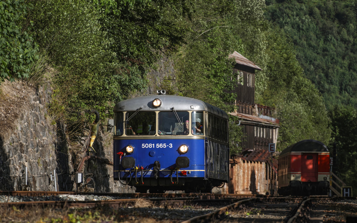 Am 17.Juni 2017 herrschte reger Betrieb auf der Erzbergbahn. 
Der letzte Zug des Tages rollt hier aus dem verlassenen Bahnhof  Erzberg  
