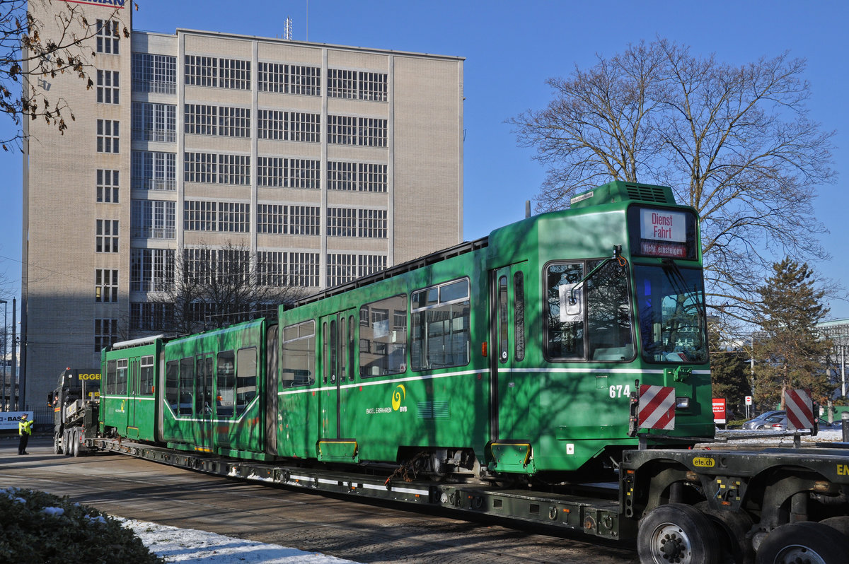 Am 17.und 18.01.2017 werden die ersten vier Be 4/6S der Serie 659 bis 686 auf einen Spezial Lastwagen verladen und ein kurzes Stück auf der Strasse zu einem Verladeplatz gefahren. Dann werden die Wagen auf einen Eisenbahnwagen geladen und werden eine Reise nach Sofia machen, wo sie eine zweite Heimat bekommen. Hier verlässt der Konvoi mit dem Be 4/6S 674 die Hauptwerkstatt.