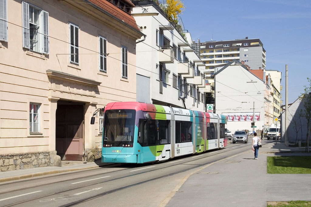 Am 18. April 2018 ist TW 240 in der Langen Gasse als Linie 4 in Richtung Liebenau unterwegs.