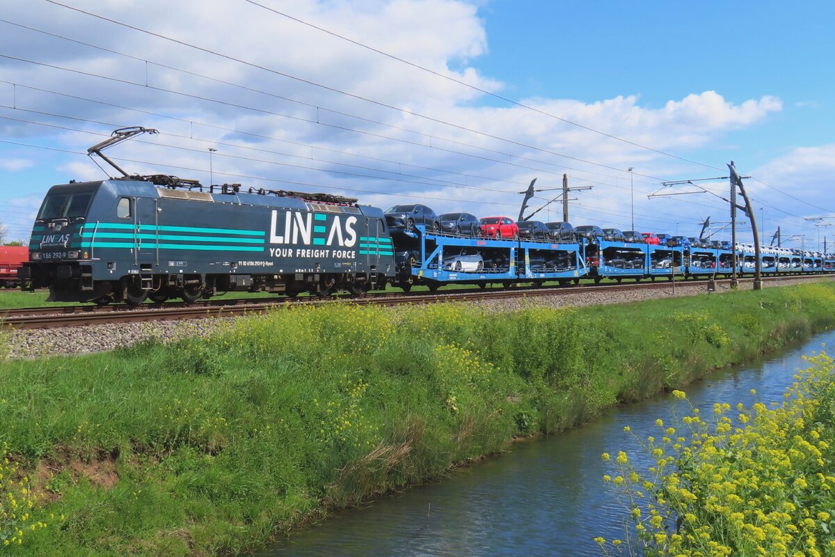 Am 18 April 2024 schlept Lineas 186 292 ein PKW-Ganzzug durch Valburg.