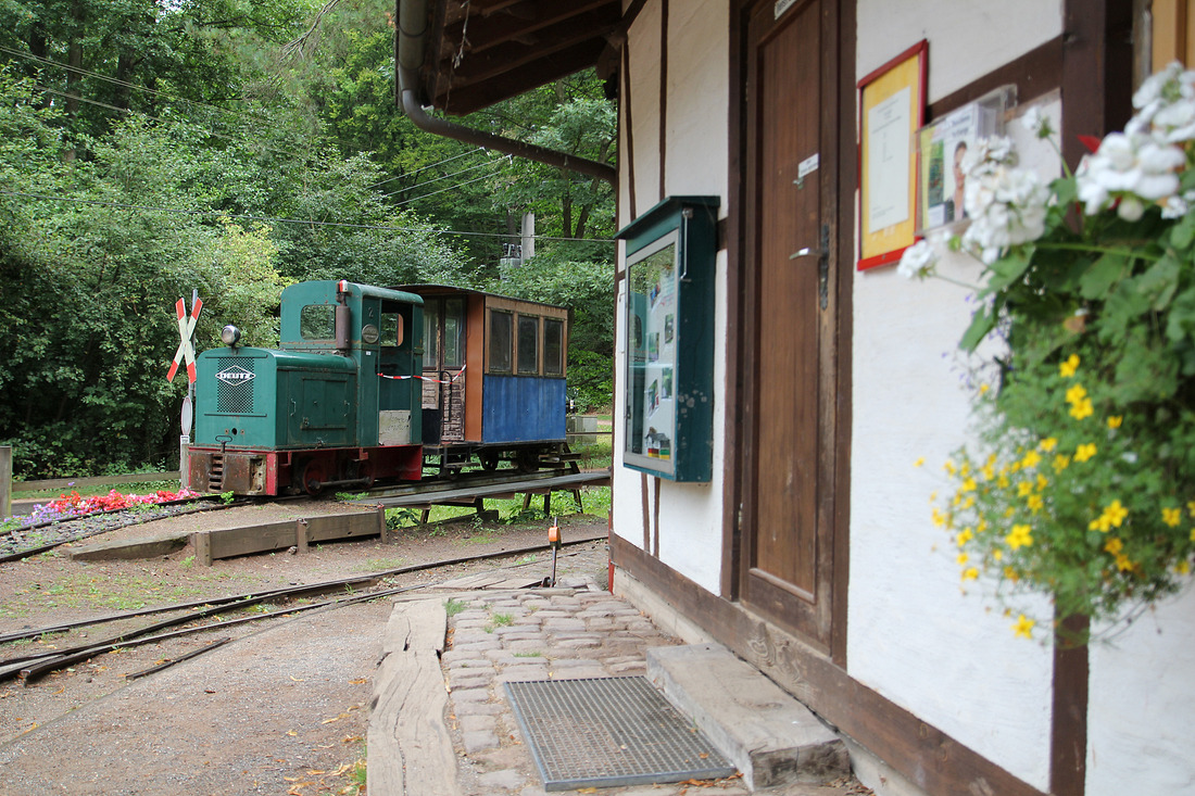 Am 18. August 2013 besuchte ich die symphatische Stumpfwaldbahn.
Die 3,5 km lange Strecke befindet sich in der pfälzischen Gemeinde Ramsen.
Die Strecke selber als auch die Freundlichkeit der Vereinsmitglieder hat einen sehr positiven Eindruck hinterlassen.
Einen Besuch kann ich wärmstens empfehlen.
Leider habe ich mir damals die Fahrzeugnummern nicht notiert.
Falls jemand diese ergänzen könnte, würde es mich sehr freuen.

Dieses Foto entstand am Bahnhof Eiswoog.
