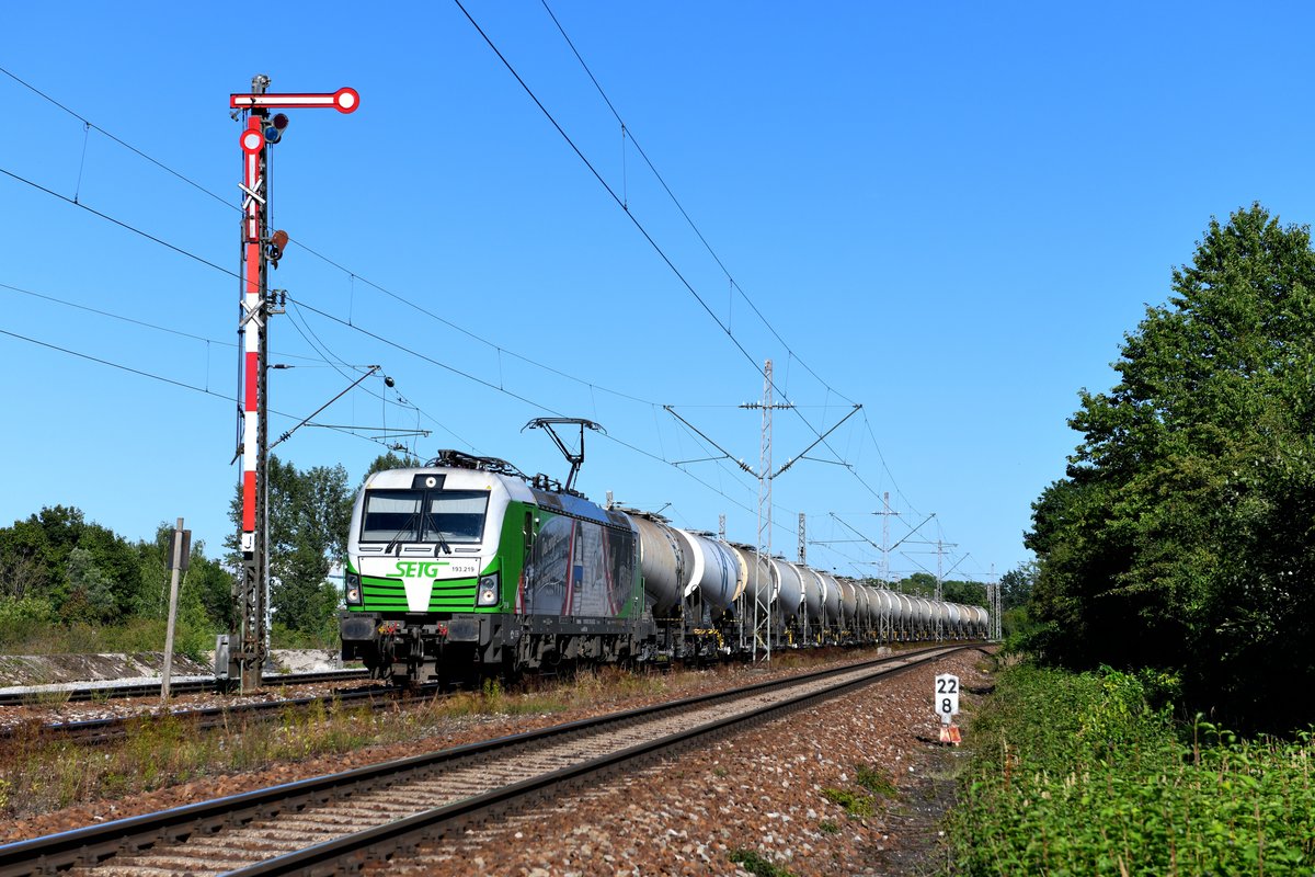 Am 18. August 2019 nahm die für die SETG fahrende 193 219 mit ihrem Kreideschlamm-Zug nach Schwedt den Weg über den Nordring, um München zu durchqueren. Bei Freimann wartete ich am stillgelgten Einfahr-Signal des ehemaligen Ausbesserungswerkes die Durchfahrt des Zuges ab. Die äußere Gestaltung des ELL-Vectrons erinnert an den 200. Jahrestag, als der Dorfschullehrer und Organist Franz Xaver Gruber und der Hilfspfarrer Joseph Mohr am Heiligabend im Jahre 1818 in der Schifferkirche St. Nikola in Oberndorf bei Salzburg erstmals das Weihnachtslied „Stille Nacht“ aufführten. Seither wurde das Lied in unzählige Sprachen übersetzt und ist weltweit nicht mehr wegzudenkender Bestandteil der Weihnachtsfeierlichkeiten. 