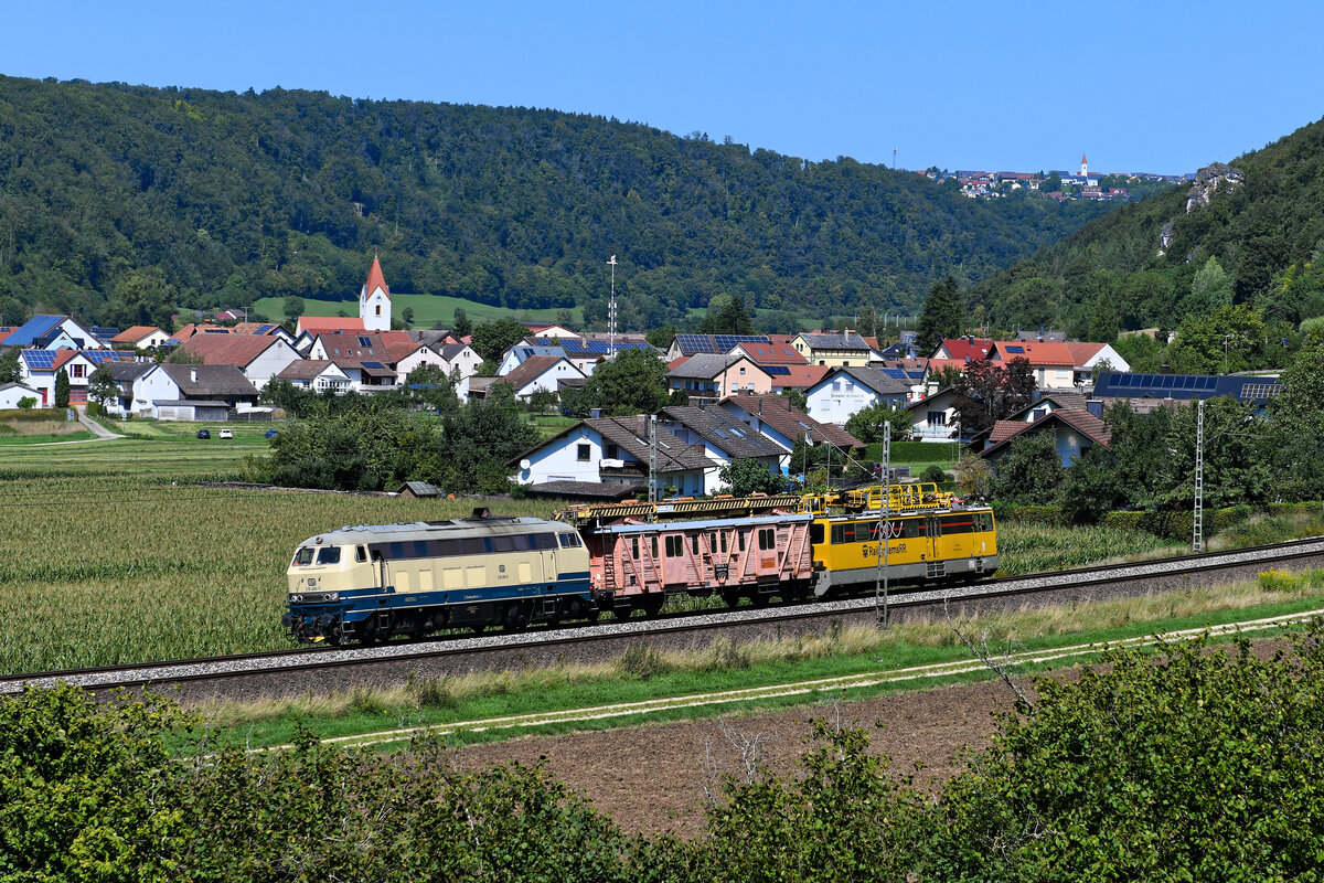 Am 18. August 2023 überführte die 218 488 von Railsystem einen FMW und den Turmtriebwagen 711 003 von Rosenheim nach Gotha. Zur Mittagszeit durchfuhr die Leistung das Altmühltal. Für den recht kurzen Zug wählte ich am bekannten Motiv bei Breitenfurt einen anderen Blickwinkel mit mehr Brennweite.  