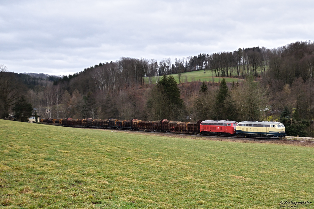 Am 18. Februar 2023 bespannten Railsystem RP 218 489 und 218 319 einen beladenen holzzug von Zschopau über Chemnitz - Hof nach Kaufering, bei Hennersdorf im Zschopautal rollt der Zug talwärts.