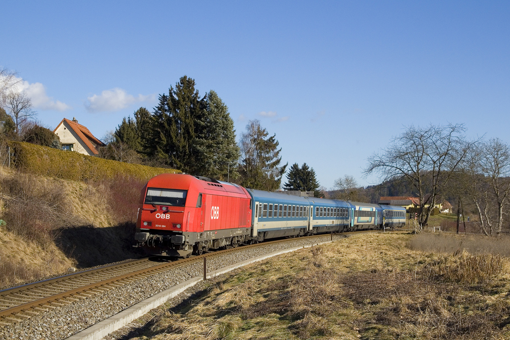 Am 18. Jänner 2022 ist 2016 084 im österreichischen Abschnitt zur Führung des IC 312  Mura  von Budapest Keleti pu. nach Graz Hbf. eingeteilt und eilt mit rund 20 Minuten Verspätung nahe Hart bei Graz der steirischen Landeshauptstadt entgegen. 