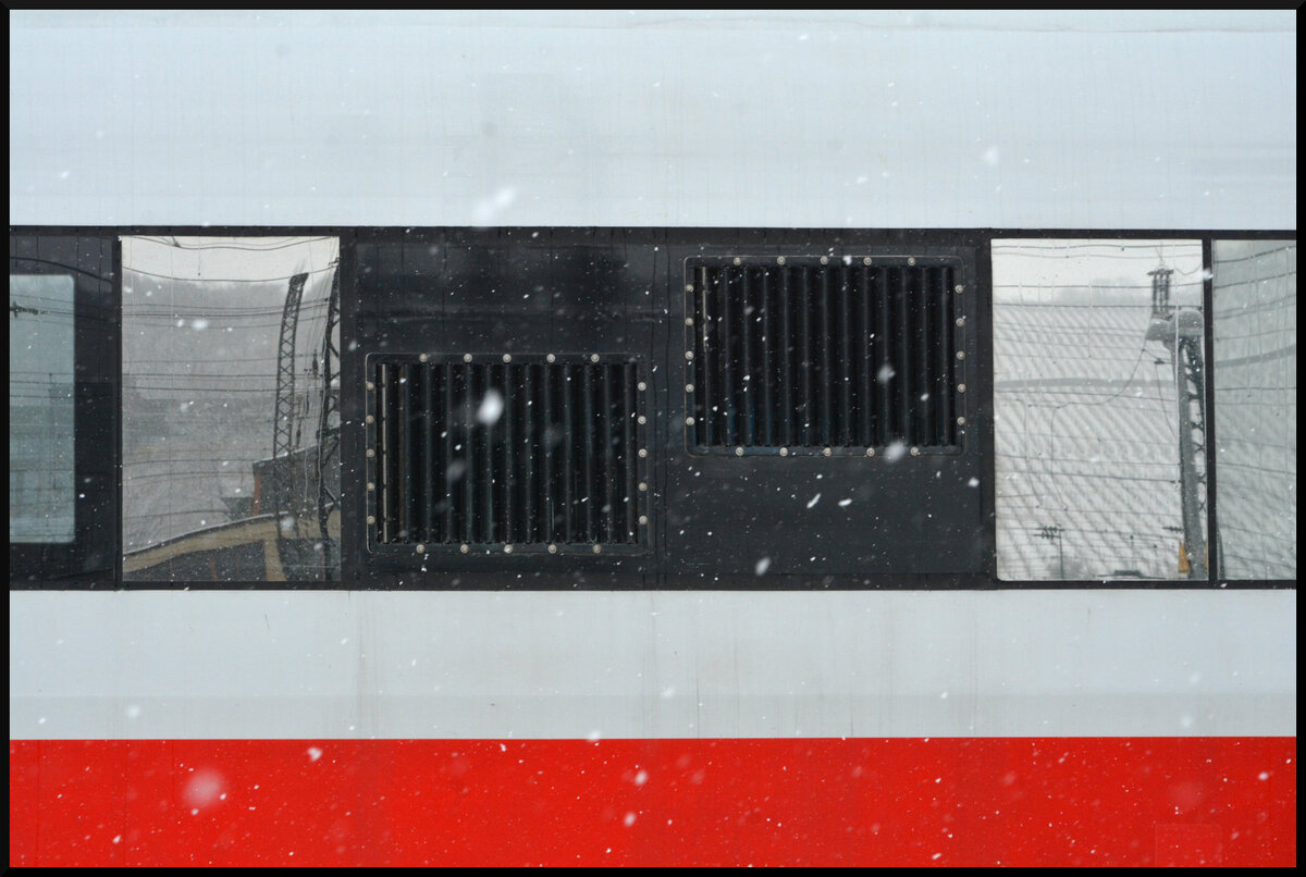 Am 18. Januar 2024 unternahm der ICE-S, der Versuchs- und Messzug der Deutschen Bahn, Oberleitungsmessfahrten auf der Schnellfahrstrecke von Würzburg nach Frankfurt am Main. Hier die zusätzlichen Luftungsschlitze für die Messtechnik im Mittelwagen 93 80 5810 102-4 D-DB. Würzburg Hbf.
