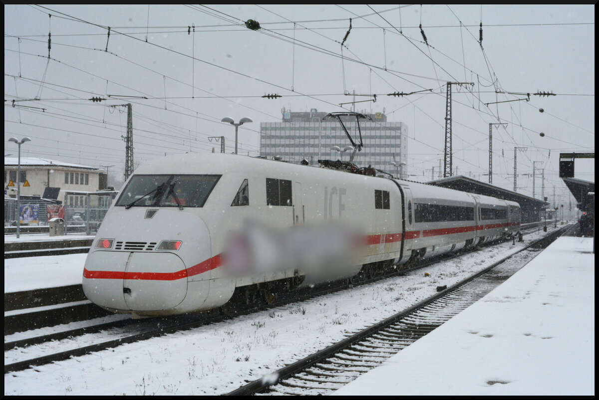 Am 18. Januar 2024 unternahm der ICE-S, der Versuchs- und Messzug der Deutschen Bahn, Oberleitungsmessfahrten auf der Schnellfahrstrecke von Würzburg nach Frankfurt am Main. Im Abschnitt Würzburg nach Lohr Bahnhof fuhr der mit spezieller Messtechnik für Oberleitung und Fahrweg ausgestattete Zug die Strecke über die Nantenbacher Kurve als Messfahrten ST-A 94384 und STA-A 94385 ab. Anschließend ging die Reise des speziellen Mess-ICE weiter nach Nürnberg. Hier wartet der Zug, mit dem graffitigeschädigten Triebkopf 93 80 5 410 101-0 D-DB, im Würzburger Hbf auf die Abfahrt nach Lohr Bahnhof.