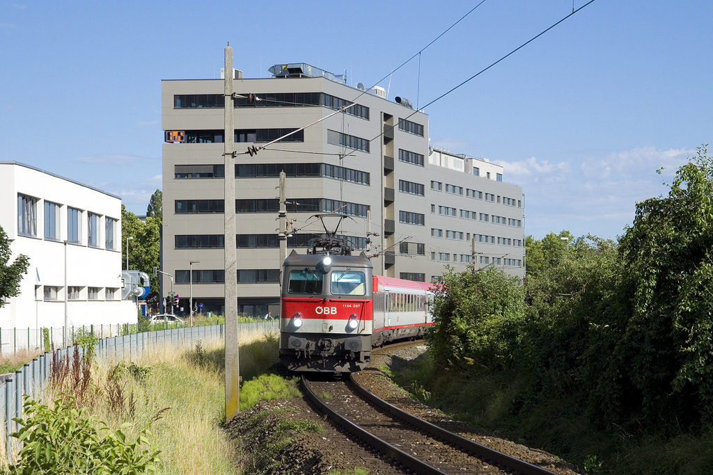Am 18. Juli ist 1144 097 mit einer IC-Garnitur als Leerpersonenzug von Graz Ostbahnhof nach Graz Hauptbahnhof unterwegs und konnte in der Nähe des Styria Media Center in Graz abgelichtet werden. 