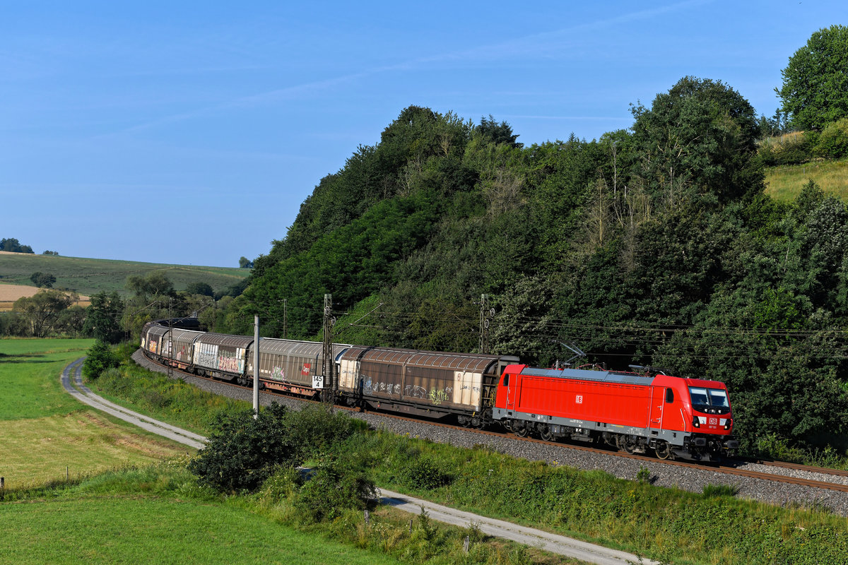 Am 18. Juli 2020 rollte es ordentlich auf der Nord-Süd-Strecke. Insbesondere waren viele gemischte Güterzüge von DB Cargo zu beobachten. Einer davon war der EZ 51689 von Nürnberg Rbf  nach Maschen Rbf, den ich bei Hermannspiegel im Haunetal aufnehmen konnte. Es führte die zum Aufnahmezeitpunkt noch recht neue 187 191. 