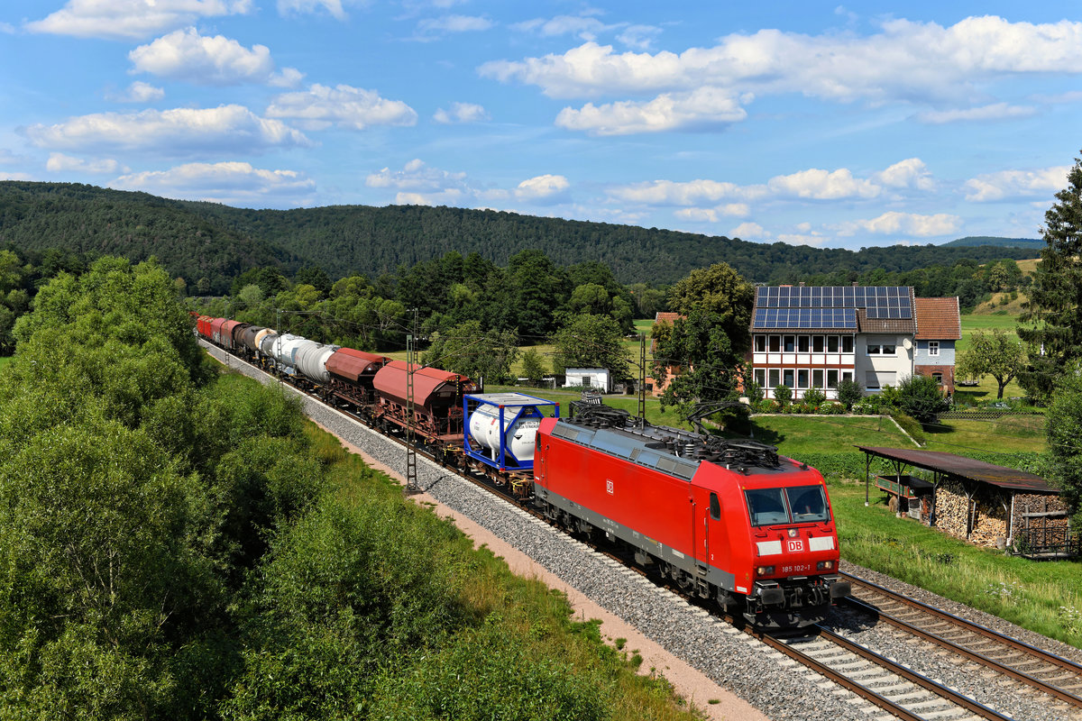 Am 18. Juli 2020 rollte es ordentlich auf der Nord-Süd-Strecke. Besonders die Anzahl der gemischten Güterzüge von DB Cargo war beachtlich. Bei Meisenbach im Haunetal konnte ich die wohl erst kürzlich mit Neulack versehene 185 102 mit einem bunt gemischten Wagenpark südwärts fahrend fotografieren. 