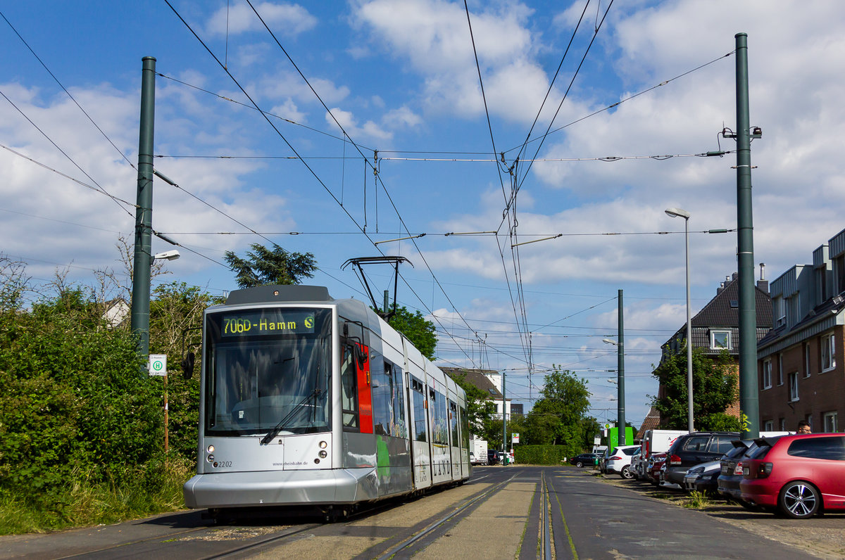 Am 18. Juni 2017 steht der NF8 2202 vor der Einfahrt zum Wendedreieck an der Haltestelle Hamm S-Bahnhof.