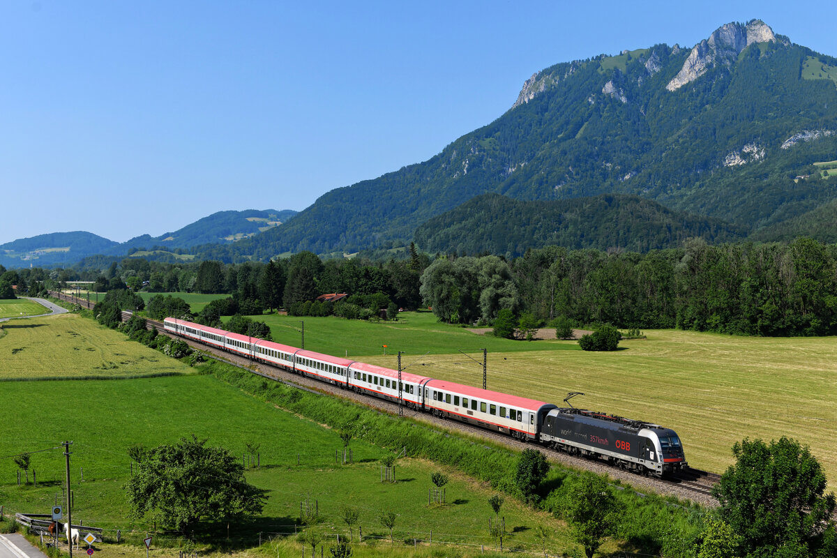Am 18. Juni 2021 bespannte der Weltrekord-Taurus 1216.025 den EC 83 von München HBF nach Verona Porta Nuova. Bei Kirnstein im Inntal lag der internationale Schnellzug noch gut im Licht. 