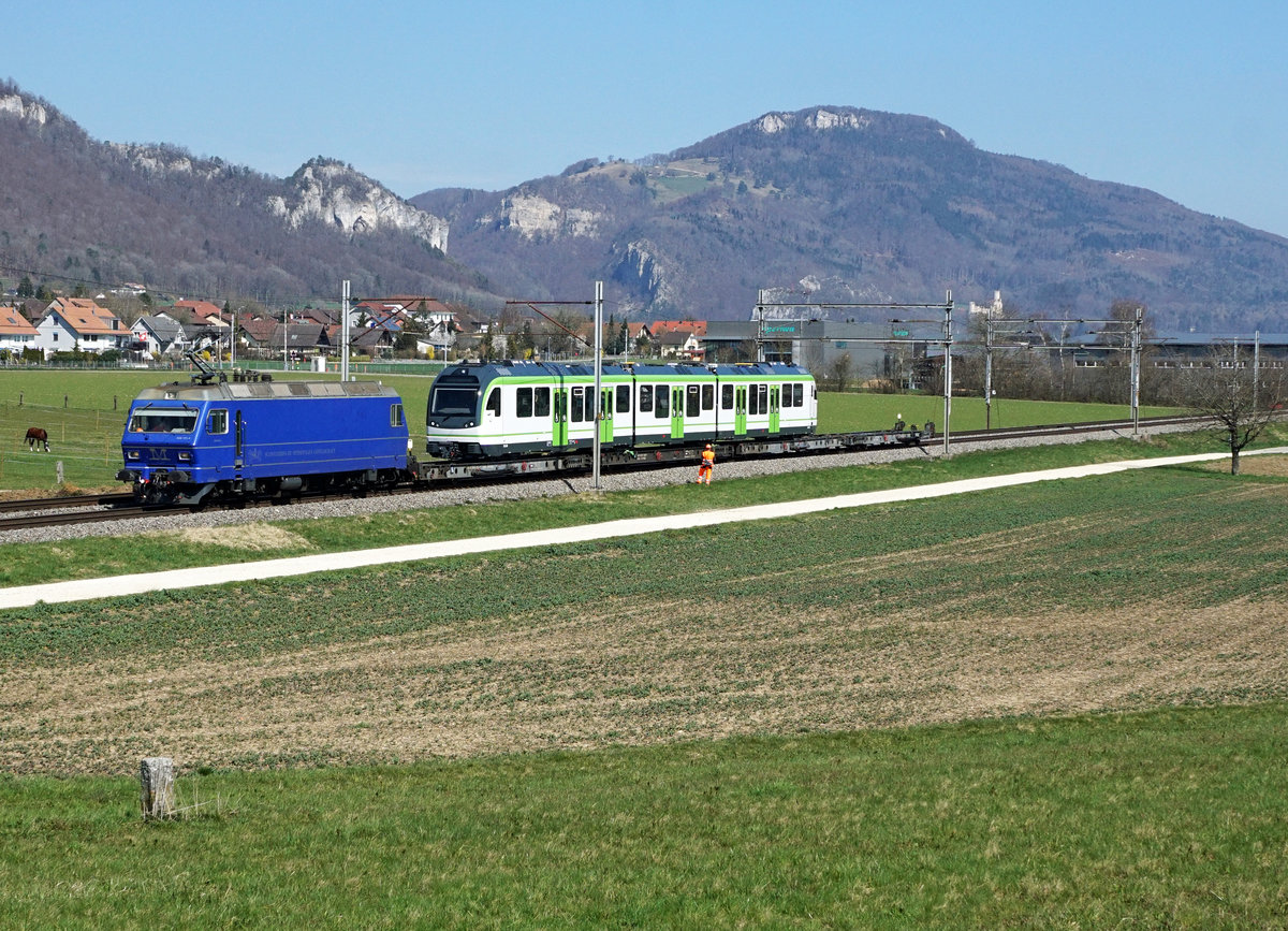 Am 18. März 2020 wurde der neue LEB Triebzug Be 4/8 64 mit der M-Rail Re 456 111 von Sulgen nach Renens überführt. 
Die farbenfrohe Sonderleistung fuhr mir bei Niederbipp und Cressier ins Bild.
Foto: Walter Ruetsch