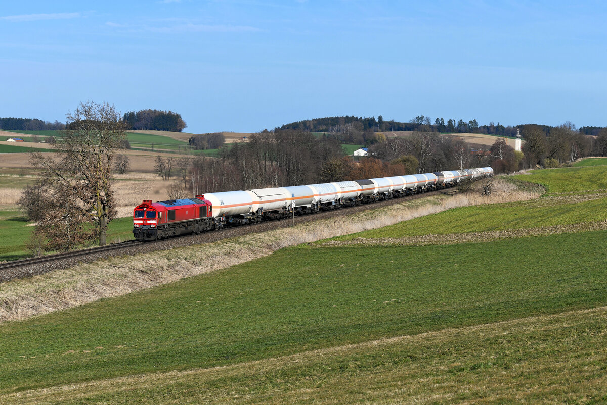 Am 18. März 2023 beförderte die verkehrsrote 266 442 zu meiner Freude den als Sonderleistung eingelegten Gaskesselwagenzug GAGC 94910 von Mühldorf nach München Nord. Bei Niedergeislbach konnte ich den fotogenen Güterzug in der vorfrühlingshaft kahlen Landschaft fotografieren. 