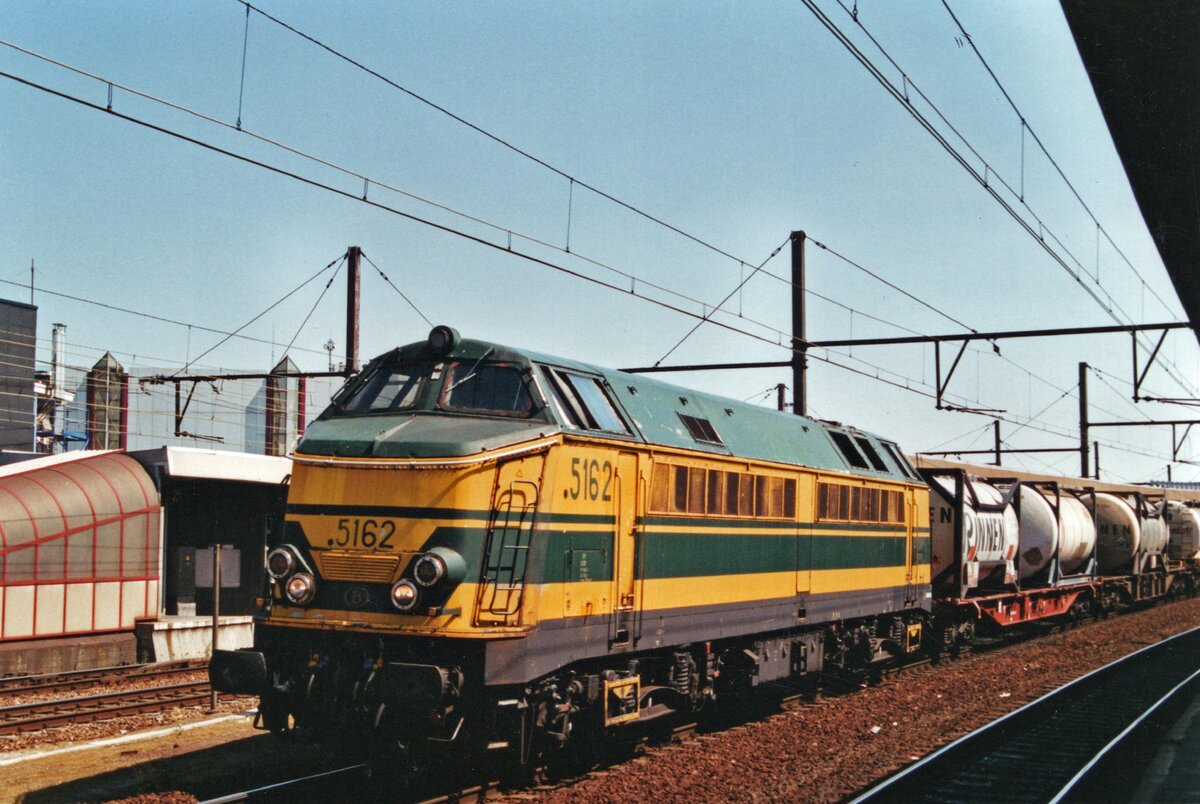 Am 18 Mai 2003 durchfahrt NMBS 5162 mit ein KLV Antwerpen-Berchem.