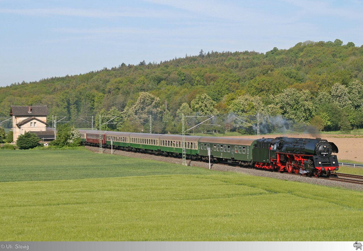 Am 18. Mai 2019 veranstalteten die Eisenbahnfreunde Sonneberg eine Sonderfahrt von Sonneberg nach Leipzig und zurück mit einen historischen Personenzug. Am frühen Morgen konnte die Fuhre mit 01 0509 der Pressnitztalbahn bei Nagel im Landkreis Kronach abgelichtet werden.