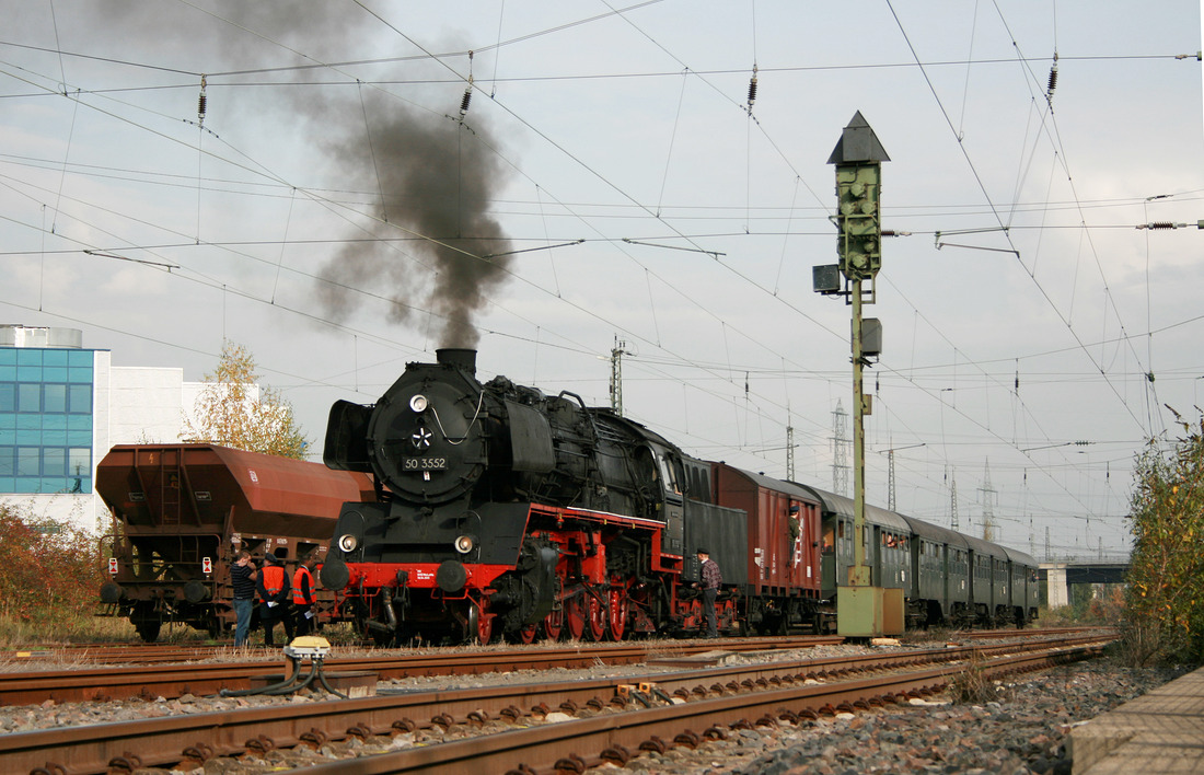 Am 18. Oktober 2008 konnte ich im Bahnhof Hürth-Kalscheuren 50 3552 ablichten, die mit einem Sonderzug unterwegs war.
Die Aufnahme entstand von öffentlich zugänglichem Gelände, genauer der Zugangsrampe des Eifelbahnsteigs.